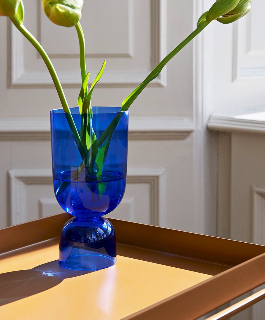 Tray Table toffee / Bottoms Up Vase electric blue