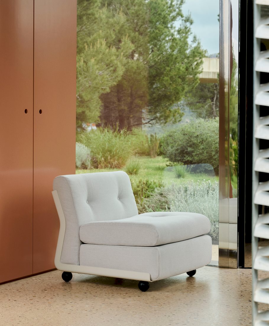 Link to /hay/new-items/new-furniture/amanta-1-seater
