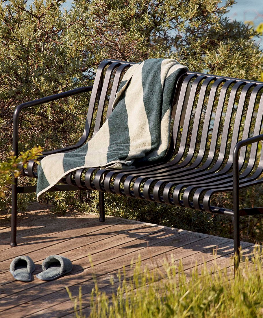 Frotté Stripe Towel / Palissade Dining Bench