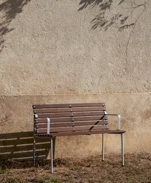 Traverse Dining Bench W. Arm by HAY