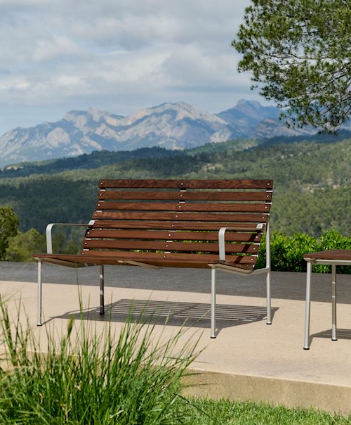 Traverse Lounge Bench W. Arm by HAY